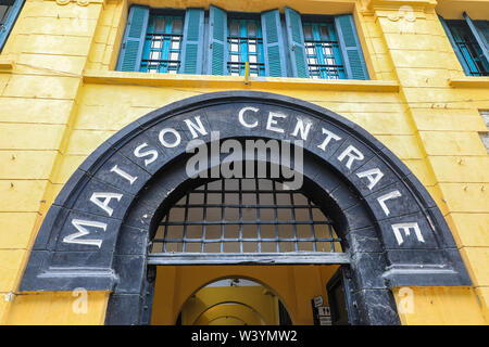 Ein Schild über dem Eingang sagt Maison Centrale außerhalb Hoa Lo Gefängnis, Hanoi, Vietnam, Südostasien Stockfoto