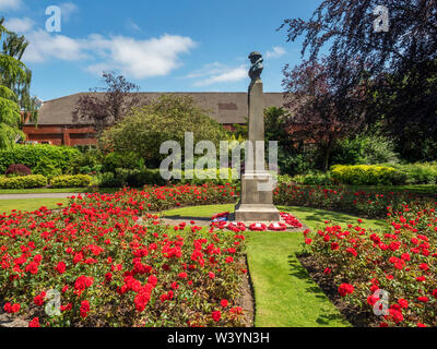 Rote Rosen rund um das Kriegerdenkmal in Ripon Spa Gardens Ripon North Yorkshire England Stockfoto