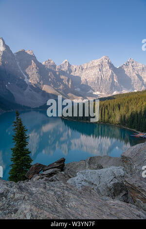 Reflexionen im Gletschersee am Lake Moraine in Banff, Alberta, Kanada Stockfoto