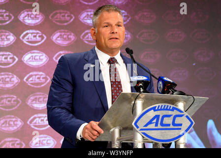 Charlotte, North Carolina, USA. 18 Juli, 2019. Virginia Tech Hokies Haupttrainer Justin FUENTE im Gespräch mit Reportern während der AKKUMULATOR Küstenabteilung Trainer/Student Interviews am 18. Juli 2019 im Westin Hotels & Resorts in Charlotte, N.C. Credit: Ed Clemente/ZUMA Draht/Alamy leben Nachrichten Stockfoto