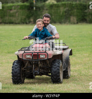 Vater und Sohn auf einem Quad Stockfoto