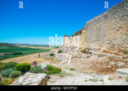 Stadtmauer und der Landschaft. Urueña, Valladolid Provinz Castilla Leon, Spanien. Stockfoto