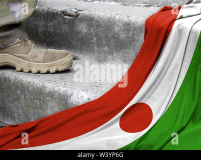 Militärisches Konzept auf dem Hintergrund der Flagge Niger Stockfoto