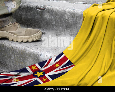 Militärisches Konzept auf dem Hintergrund der Flagge von Niue Stockfoto