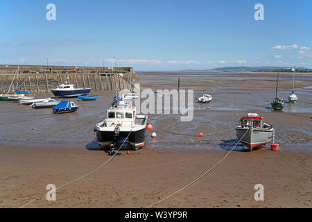 Boote im kleinen Hafen bei Ebbe in Minehead, Somerset, England Stockfoto