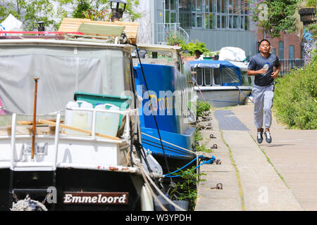 London, Großbritannien. 17. Juli, 2019. Ein Mann joggt während eines warmen und sonnigen Tag in London. Das heiße Wetter in Großbritannien weiter, entsprechend der meteorologische Station, Regen über das Land während der nächsten Tage prognostiziert wird. Credit: Dinendra Haria/SOPA Images/ZUMA Draht/Alamy leben Nachrichten Stockfoto