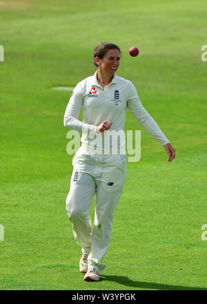 England's Georgien Elwiss während des Tages eine der Frauen Asche Test Match an der Cooper Associates County, Taunton. Stockfoto