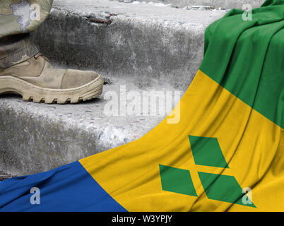 Militärisches Konzept auf dem Hintergrund der Flagge von Saint Vincent und die Grenadinen Stockfoto