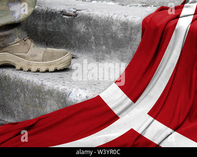 Militärisches Konzept auf dem Hintergrund der Flagge des Souveränen Malteserordens Stockfoto