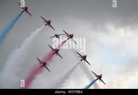 Mitglieder der roten Pfeile Teil in einer Praxis, die Anzeige an RAF Fairford in Gloucestershire vor der Royal International Air Tattoo. Stockfoto