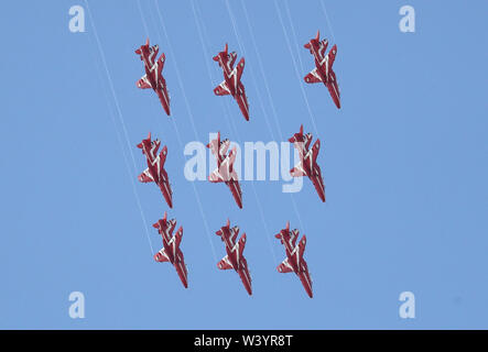 Mitglieder der roten Pfeile Teil in einer Praxis, die Anzeige an RAF Fairford in Gloucestershire vor der Royal International Air Tattoo. Stockfoto