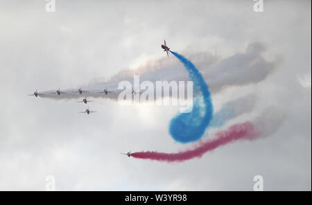 Mitglieder der roten Pfeile Teil in einer Praxis, die Anzeige an RAF Fairford in Gloucestershire vor der Royal International Air Tattoo. Stockfoto