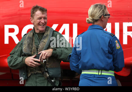 Tim Peake nach der Teilnahme in einer Praxis, die Anzeige mit den roten Pfeilen an RAF Fairford in Gloucestershire vor der Royal International Air Tattoo. Stockfoto