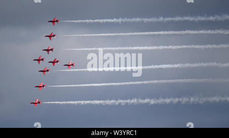 Mitglieder der roten Pfeile Teil in einer Praxis, die Anzeige an RAF Fairford in Gloucestershire vor der Royal International Air Tattoo. Stockfoto