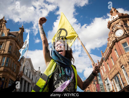 Ein Aussterben Rebellion (XR) Demonstrant in Leeds City Centre in Yorkshire, wie Scotland Yard hat sich verpflichtet, alles in ihrer Macht Stehende zu tun, um eine Wiederholung der Großen Unterbrechungen durch XR in London führte in diesem Jahr zu stoppen. Stockfoto