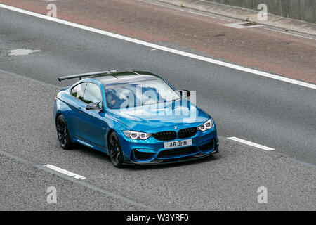 2016 BMW M4 S-A; Großbritannien Verkehr, Transport, moderne, Limousinen, Süd - auf die 3 spurige Autobahn M6 Autobahn gebunden. Stockfoto