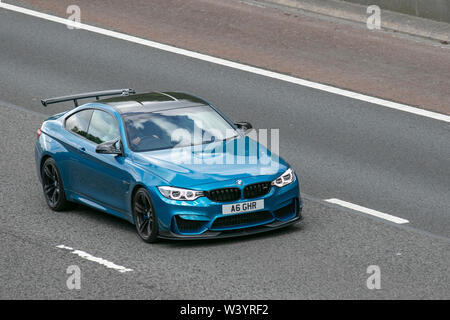 2016 BMW M4 S-A; Großbritannien Verkehr, Transport, moderne, Limousinen, Süd - auf die 3 spurige Autobahn M6 Autobahn gebunden. Stockfoto