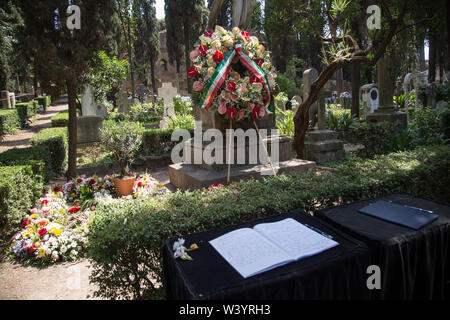 Roma, Italien. 18 Juli, 2019. Hunderte von Menschen in den nicht-katholischen Friedhof in Rom für die letzte Hommage an den italienischen Schriftsteller Andrea Camilleri, die gestern Morgen im Santo Spirito Hospital in Rom gestorben. Credit: Matteo Nardone/Pacific Press/Alamy leben Nachrichten Stockfoto