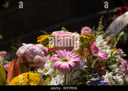 Roma, Italien. 18 Juli, 2019. Hunderte von Menschen in den nicht-katholischen Friedhof in Rom für die letzte Hommage an den italienischen Schriftsteller Andrea Camilleri, die gestern Morgen im Santo Spirito Hospital in Rom gestorben. Credit: Matteo Nardone/Pacific Press/Alamy leben Nachrichten Stockfoto