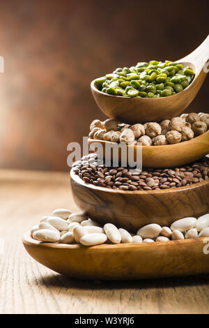 Zusammensetzung von trockenen Hülsenfrüchten der verschiedenen Arten, Farbe und Geschmack im Vordergrund. Stockfoto