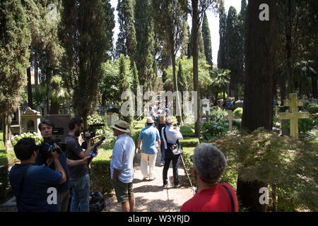 Roma, Italien. 18 Juli, 2019. Hunderte von Menschen in den nicht-katholischen Friedhof in Rom für die letzte Hommage an den italienischen Schriftsteller Andrea Camilleri, die gestern Morgen im Santo Spirito Hospital in Rom gestorben. Credit: Matteo Nardone/Pacific Press/Alamy leben Nachrichten Stockfoto