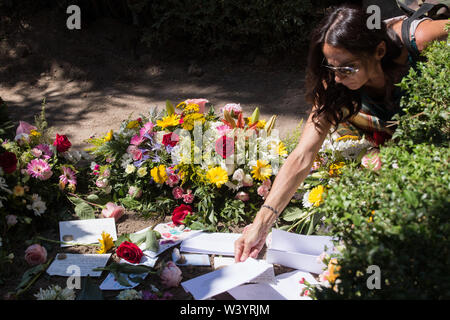 Roma, Italien. 18 Juli, 2019. Hunderte von Menschen in den nicht-katholischen Friedhof in Rom für die letzte Hommage an den italienischen Schriftsteller Andrea Camilleri, die gestern Morgen im Santo Spirito Hospital in Rom gestorben. Credit: Matteo Nardone/Pacific Press/Alamy leben Nachrichten Stockfoto