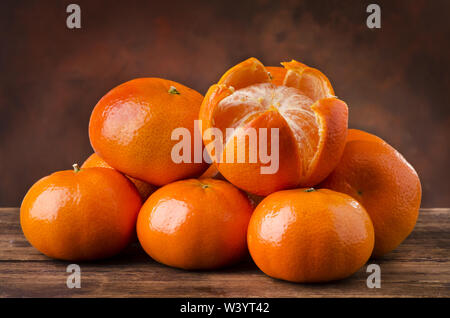 still life with group of fresh citrus fruits on wooden table Stockfoto