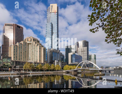 Schöne Aussicht auf das Stadtzentrum von Melbourne, Australien, mit der Evan Walker Bridge spiegelt sich in den Gewässern des Yarra River Stockfoto