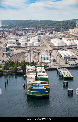 Luftaufnahme von Alaska Maritime Linien Lastkahn mit Containern, Harbour Island, Elliott Bay, Seattle, Washington, USA Stockfoto