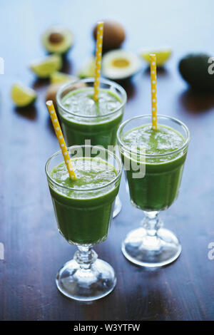 Grüne Smoothie in einem Glas Stockfoto