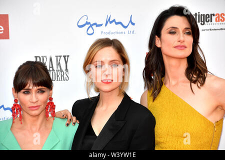 Charlene McKenna (links), Sophie Rundle (Mitte) und Natasha O'Keeffe (rechts) an der Spitzer Scheuklappen Serie 5 Weltpremiere in Birmingham Rathaus statt. Stockfoto