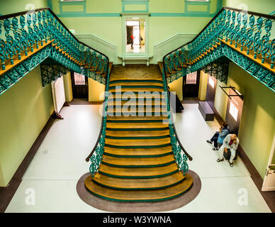Treppe in Luitpoldbad Bad Kissingen, Deutschland. Während der Eingangsbereich des ehemaligen Badehauses von Bad Kissinger eine schöne Architektur und Opulenz besitzt, wurde das Interieur der einzelnen Badehätten sehr einfach und funktional gestaltet Stockfoto