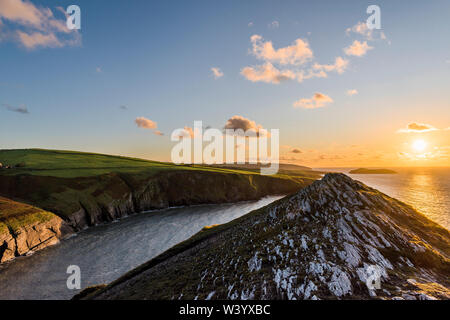 Sonnenuntergang über Mwnt Strand, die Aussicht von der Spitze der Klippen mit Meerblick Stockfoto