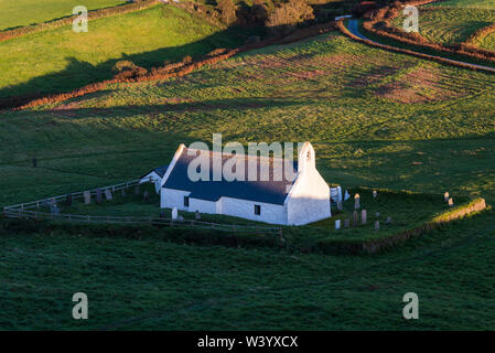 Mwnt Kirche, West Wales, der in der Lange Schatten von Sunset Stockfoto