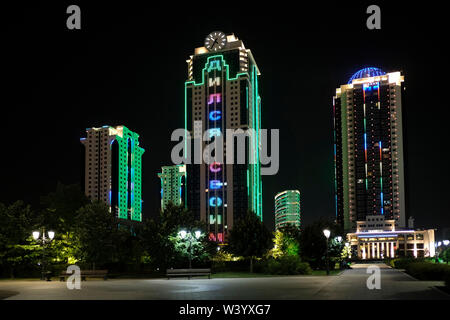 Auffällige LED-Leuchten der Nordwestseite des Grozny-City Türme - ein 5-Sterne-Hotel skyscraper Hotel, 40-stöckiges Gebäude, Business Center Komplex in Grosny die Hauptstadt von Tschetschenien offiziell der tschetschenischen Republik im Norden der kaukasischen föderalen Bezirk Russlands dekorieren. Stockfoto