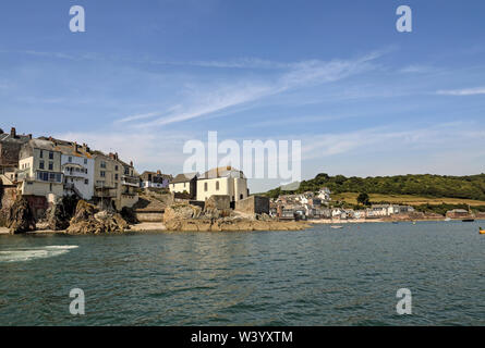 Kingsand und Cawsand wie aus dem Weg gesehen beim Anfahren von Mount Edgcumbe Park Stockfoto