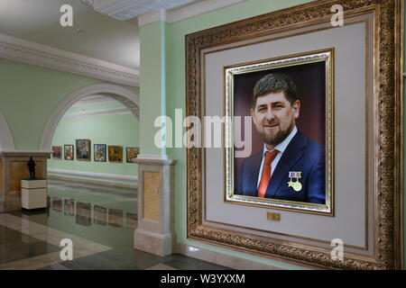 Ein gerahmtes Bild von Ramsan Kadyrow der Chef der tschetschenischen Republik an Akhmat Kadyrow Museum überwiegend ein Schrein Akhmat und Ramsan Kadyrow in Grosny die Hauptstadt von Tschetschenien im Nordkaukasus Federal District von Russland. Stockfoto