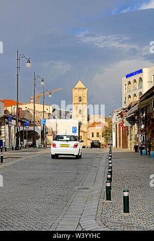 LARNACA, ZYPERN - MÄRZ 03, 2019: Pavlou Valsamaki Straße, eine touristische Straße, die zu der Kirche des Hl. Lazarus Stockfoto