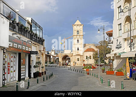 LARNACA, ZYPERN - MÄRZ 03, 2019: Pavlou Valsamaki Straße, eine touristische Straße, die zu der Kirche des Hl. Lazarus Stockfoto