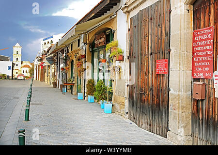 LARNACA, ZYPERN - MÄRZ 03, 2019: Pavlou Valsamaki Straße, eine touristische Straße, die zu der Kirche des Hl. Lazarus Stockfoto