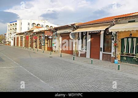 LARNACA, ZYPERN - MÄRZ 03, 2019: Pavlou Valsamaki Straße, eine touristische Straße, die zu der Kirche des Hl. Lazarus Stockfoto