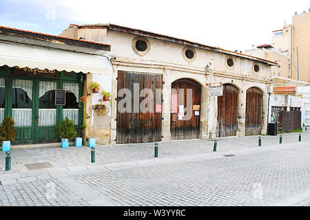 LARNACA, ZYPERN - MÄRZ 03, 2019: Pavlou Valsamaki Straße, eine touristische Straße, die zu der Kirche des Hl. Lazarus Stockfoto