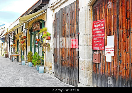 LARNACA, ZYPERN - MÄRZ 03, 2019: Geschäfte auf Pavlou Valsamaki Straße, eine touristische Straße, die zu der Kirche des Hl. Lazarus Stockfoto