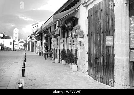 LARNACA, ZYPERN - MÄRZ 03, 2019: Geschäfte auf Pavlou Valsamaki Straße, eine touristische Straße, die zu der Kirche des Hl. Lazarus Stockfoto