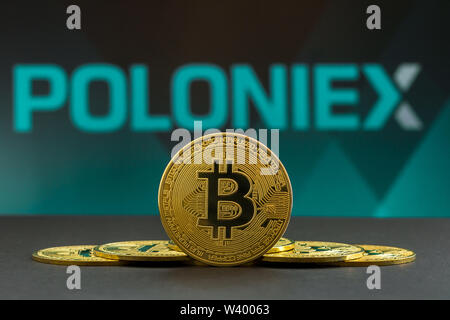 Ein großer Bitcoin cryptocurrency Münze in der Mitte und andere bitcoin Münzen sowohl von vorne in Poloniex crypto Markt. Die Pyramide von bitcoin Stockfoto