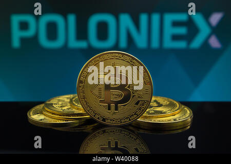 Ein großer Bitcoin cryptocurrency Münze in der Mitte und andere bitcoin Münzen sowohl von vorne in Poloniex crypto Markt. Die Pyramide von bitcoin Stockfoto