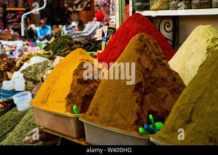 Gewürze angezeigt in Medina Marrakesch Markt und lokale Geschäfte in der Islamischen marokkanischen Medina die alten Straßen der Stadt in Nordafrika Stockfoto