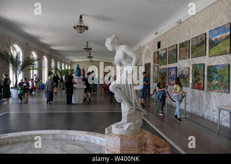 Besucher trinken andere Art von Mineralwasser in der Pumpe - Zimmer des Narzan Galerie im Zentrum von Kislovodsk ein Spa Stadt in Stavropol Krasnodar im Norden der kaukasischen föderalen Bezirk Russlands. Stockfoto