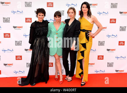 Helen McCrory (von links nach rechts), Charlene McKenna, Sophie Rundle und Natasha O'Keeffe an der Spitzer Scheuklappen Serie 5 Weltpremiere in Birmingham Rathaus statt. Stockfoto