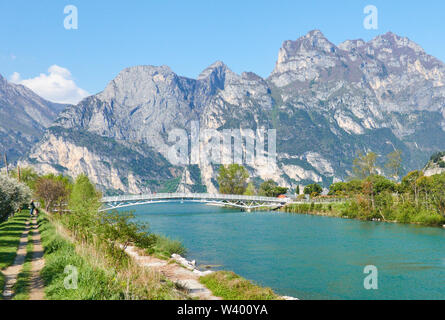 Brücke über den Fluss Sarca am Lago di Garda, Gardasee, Torbole - Nago, Riva, Trentino, Italien am 17. April 2019. © Peter Schatz/Alamy Stockfotos Stockfoto